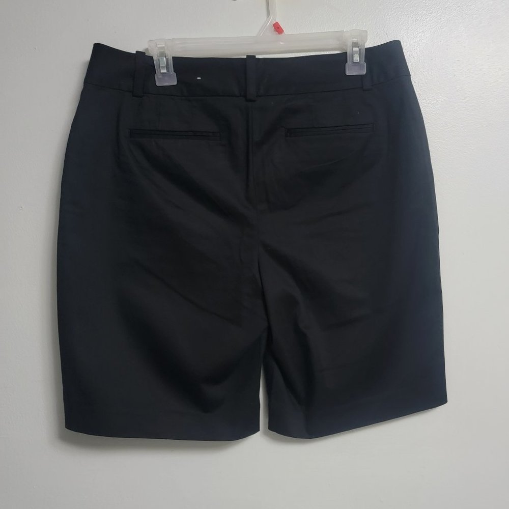 ANN TAYLOR SHORTS, SIZE 10, BLACK COLOR, 97 % COTTON AND 5 % SPANDEX.